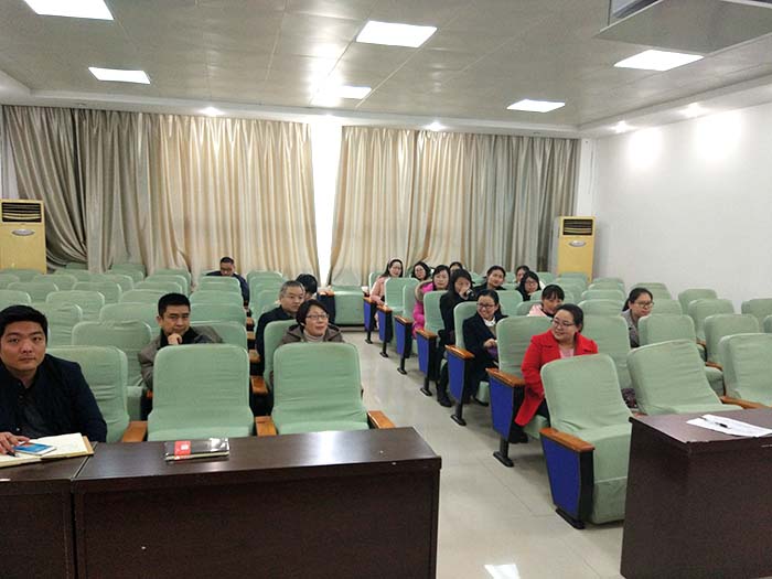 科研团队成员热烈讨论